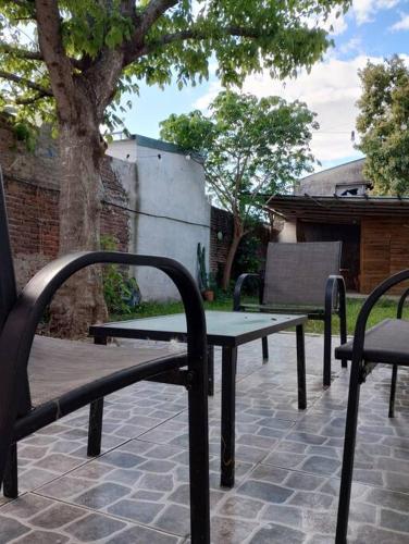 una mesa de ping pong y 2 sillas en el patio en casa en Gualeguaychú en Gualeguaychú