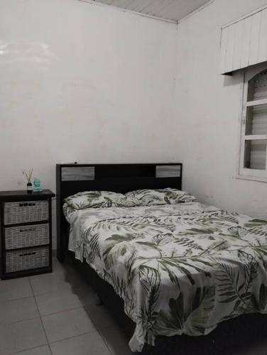 1 dormitorio con cama y ventana en casa en Gualeguaychú en Gualeguaychú