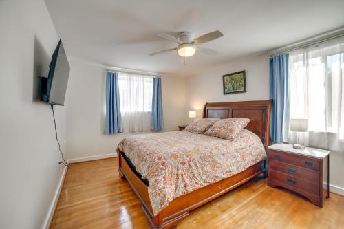 um quarto com uma cama e uma ventoinha de tecto em Pittsburgh Townhome about 5 Miles to Market Square em Pittsburgh