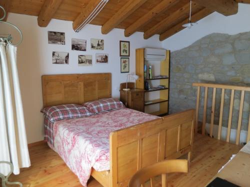 1 dormitorio con cama de madera y cuna en Cà di Minù, en Tarzo