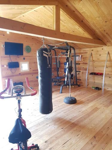 un gimnasio con un saco de boxeo colgando en una habitación en O'Chalet, en Cuhon