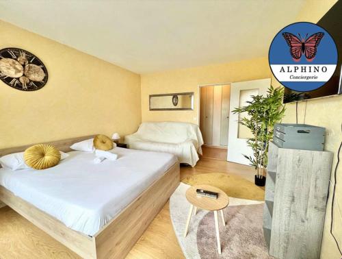 a bedroom with two beds and a clock on the wall at Le Clémenceau fonctionnel et tout équipé in Limoges