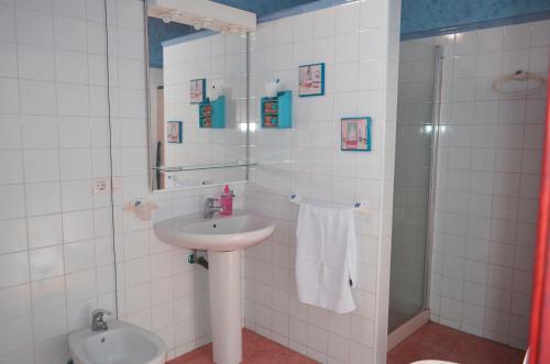 a bathroom with a sink and a shower at Casa Sendero de Taidia in San Bartolomé