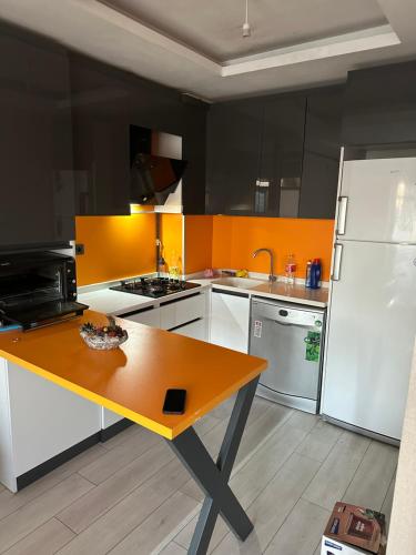 una cocina con una mesa amarilla. en ÖYKÜM HOME, 