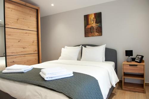 una camera da letto con un letto e due asciugamani di Lovely Guesthouse - 58m2 mountain view a Ioannina