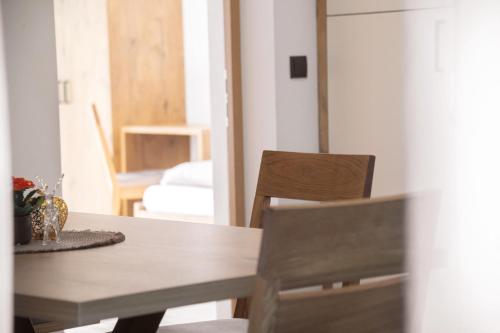 a dining room with a table and a chair at Living Miramor in Racines