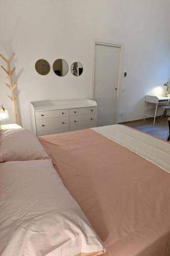 a bedroom with a bed and a dresser and a desk at Pepper House - cozy apartment in Conversano