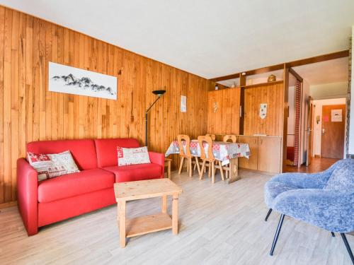 un salon avec un canapé rouge et une table dans l'établissement Studio central avec balcon sud, proche téléphériques, parking couvert inclus, pour 4 pers. - FR-1-684-19, à Morzine