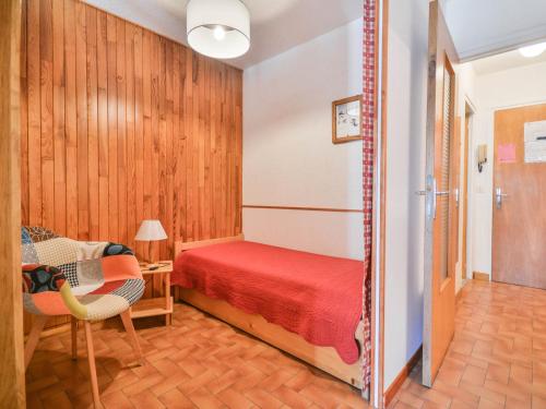 sypialnia z czerwonym łóżkiem, stołem i krzesłem w obiekcie Studio central avec balcon sud, proche téléphériques, parking couvert inclus, pour 4 pers. - FR-1-684-19 w mieście Morzine