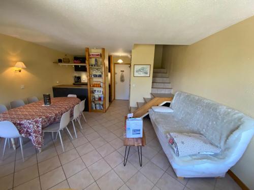 un salon avec un canapé et une table dans l'établissement Charmant duplex à 300m du centre, Multi Pass inclus, pas d'animaux, parking limité - FR-1-693-5, à Châtel