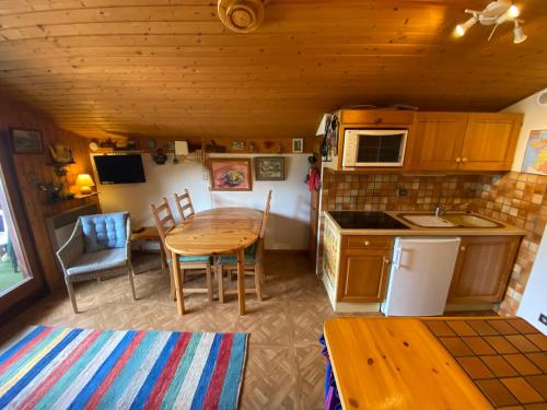 - une petite cuisine et un coin repas dans une petite maison dans l'établissement Châtel : Appart à 200m des remontées, balcon, parking, 4 pers. - FR-1-693-11, à Châtel