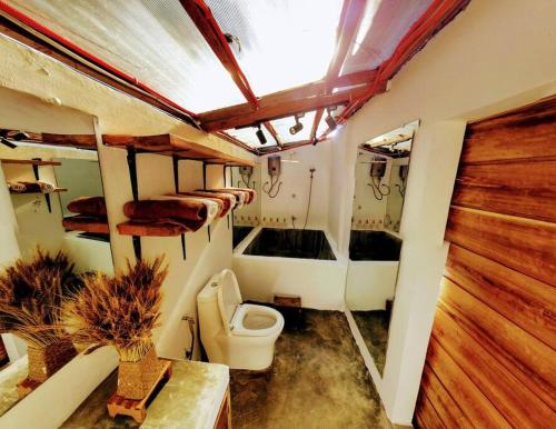 Habitación con baño con aseo y habitación con: en Ysla Dapeng Siargao en General Luna
