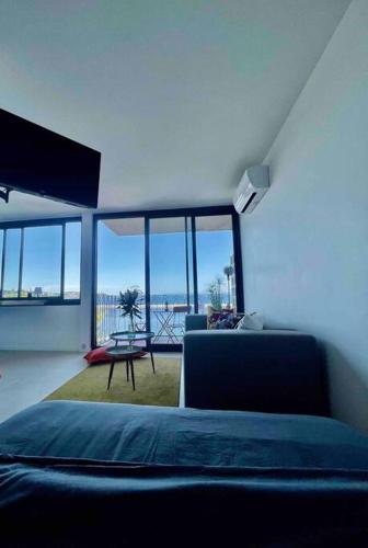 une chambre avec un lit et une vue sur l'océan dans l'établissement Le Lodge, à Martigues