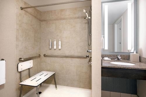 La salle de bains est pourvue d'un lavabo et d'une douche. dans l'établissement Hilton Garden Inn Cleveland Downtown, à Cleveland