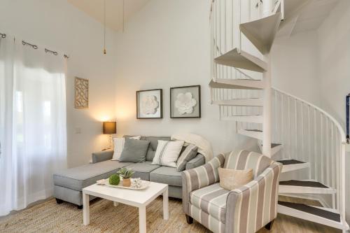 Χώρος καθιστικού στο Charming Condo on Lake Erie with Community Pool