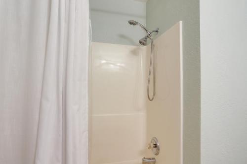 Ένα μπάνιο στο Charming Condo on Lake Erie with Community Pool