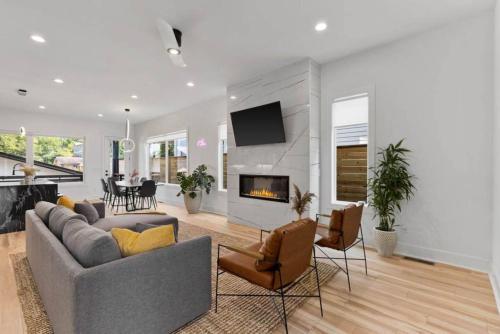 a living room with a couch and a fireplace at Luxurious 4bd home sleeps 12 minutes to downtown with parking in Nashville