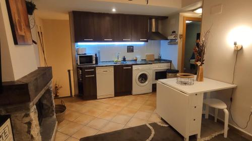 Kuchyň nebo kuchyňský kout v ubytování Acogedor apartamento dúplex Sandiniés