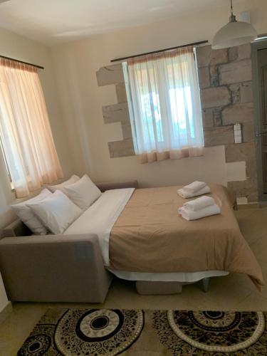 ein Schlafzimmer mit einem Bett mit zwei Handtüchern darauf in der Unterkunft Riza Apartments in Kardhamili