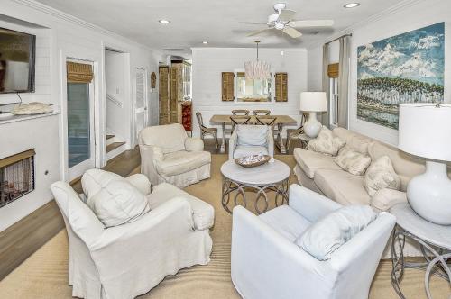 Seating area sa Short Distance to the White Sandy Beaches, Rendezvous Main House Carriage in Seaside home
