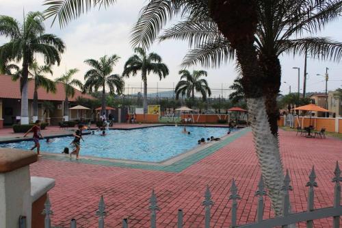 een groot zwembad waar mensen in spelen bij Casa De La Joya in Guayaquil
