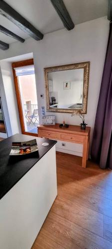 - un salon avec un miroir mural dans l'établissement Appartement de charme au cœur de la vieille ville, à Annecy