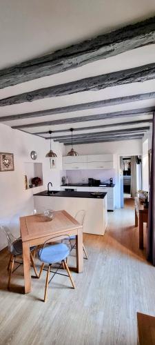 un salon avec une table et une cuisine dans l'établissement Appartement de charme au cœur de la vieille ville, à Annecy