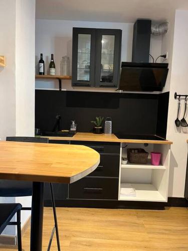 une cuisine avec une table et un comptoir dans l'établissement Charmant type 2 au cœur de la ville, à Marseille