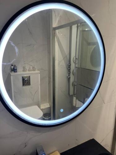 La salle de bains est pourvue d'un miroir, d'une douche et de toilettes. dans l'établissement Charmant type 2 au cœur de la ville, à Marseille