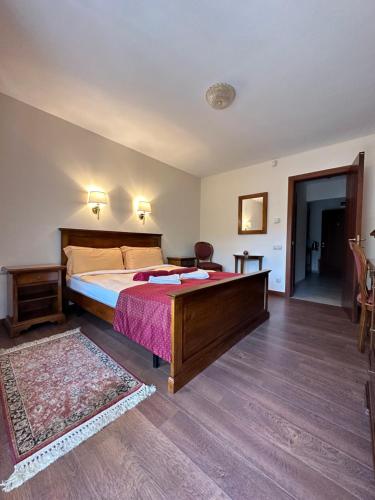 ヘーヴィーズにあるSzent György Villa Apartmanházのベッドルーム1室(赤毛布付きの大型ベッド1台付)