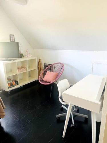 a room with a desk and two chairs and a table at Lejlighed/rækkehus med adgang til pool. in Vipperød