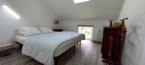 1 dormitorio con 1 cama y vestidor en Gîte Les Aubins - Bord de Mer - Cotentin, en Bretteville-sur-Ay