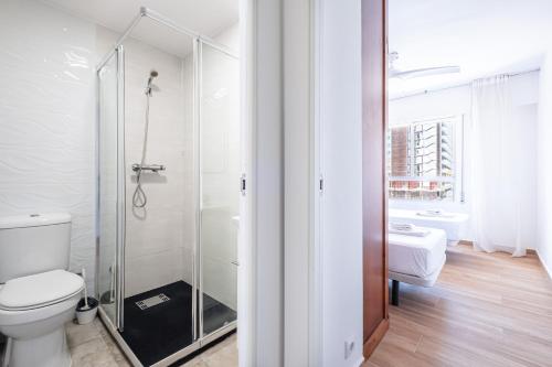 ベニドルムにあるEtxezuri I 6-D Apartment Levante Beachのバスルーム(シャワー、トイレ、シンク付)