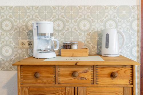 a counter with a blender on top of a wooden cabinet at Zur Kleinen Hummel in Gernrode - Harz
