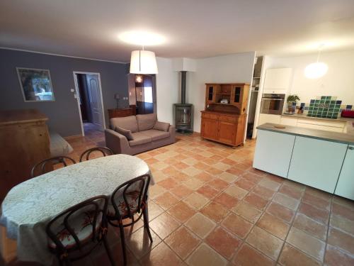 une cuisine et un salon avec une table et des chaises dans l'établissement T2 indépendant terrasse et piscine au calme Var sud de la France, à Flassans-sur-Issole