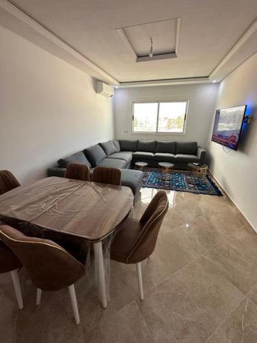 ein Wohnzimmer mit einem Sofa, einem Tisch und Stühlen in der Unterkunft Wilaya Sunset Luxe, Private Jacuzzi & Hamam, Tetuan in Tétouan