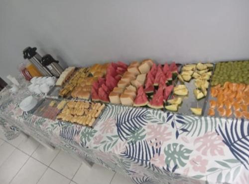 una mesa con un montón de diferentes tipos de comida en Saymon Hotel, en Portel