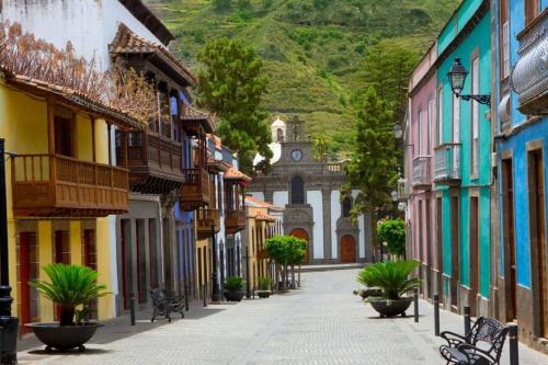 an empty street in an old town with buildings at Casa en Teror Céntrica turismo de ciudad y bosques in Teror