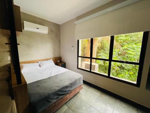 En eller flere senge i et værelse på Flat á Beira-mar no Itararé em SV.