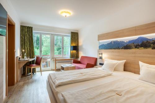 Una cama o camas en una habitación de Ringhotel Nebelhornblick