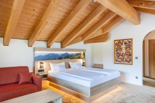 Una cama o camas en una habitación de Ringhotel Nebelhornblick