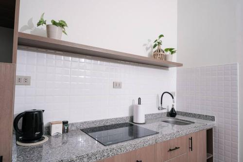 una cucina con lavandino e piano di lavoro di CASA MONA 2 - Apartamento en Tarapoto a Tarapoto