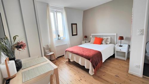 - une chambre avec un lit blanc et une couverture rouge dans l'établissement VILLA GARGANTUA, à Cayeux-sur-Mer