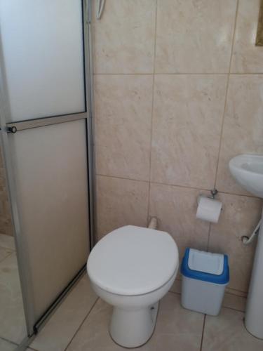 a bathroom with a toilet and a sink at À 1,4km do Expotrade Pinhais in Pinhais