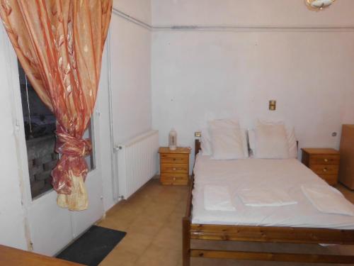 Habitación pequeña con cama y ventana en Δυάρι Διαμέρισμα με μπαλκόνι στην Κριτσά, en Kritsá