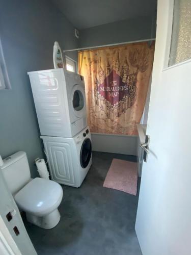 une petite salle de bains avec toilettes et haut-parleur dans l'établissement Appartement hyper centre Reims Le gîte du sorcier, à Reims