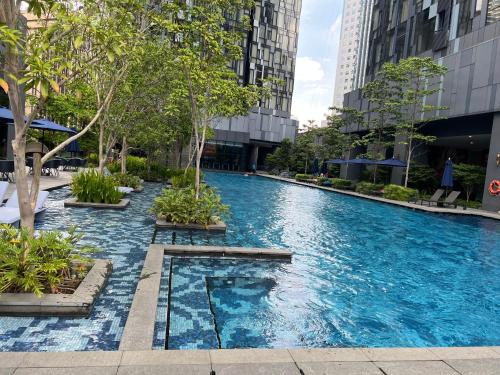 uma piscina numa cidade com edifícios altos em Premier Suites at STAR em Kuala Lumpur