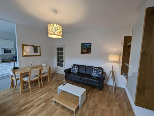 ein Wohnzimmer mit Sofa und Tisch in der Unterkunft *****Saxonia De Luxe***** Neue & Hochwertige 50qm² 2-Zimmer-Ferienwohnung in Chemnitz mit Parkplatz & wie zuhause Wohlfühlatmosphäre - My feel@home Apartment in Chemnitz in Chemnitz