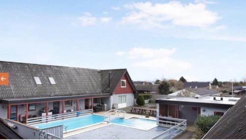 een luchtzicht op een huis met een zwembad bij Lejlighed/rækkehus med adgang til pool. in Vipperød