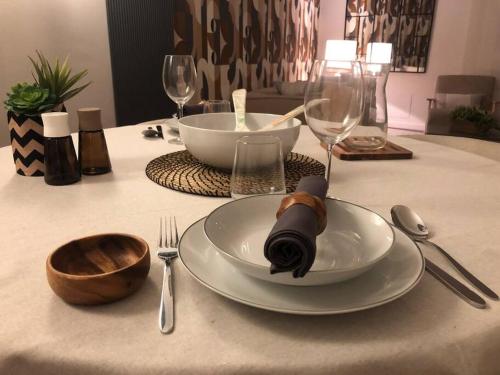 einen Teller mit einer Kerze auf dem Tisch mit Weingläsern in der Unterkunft The Black Cherry in Oviedo
